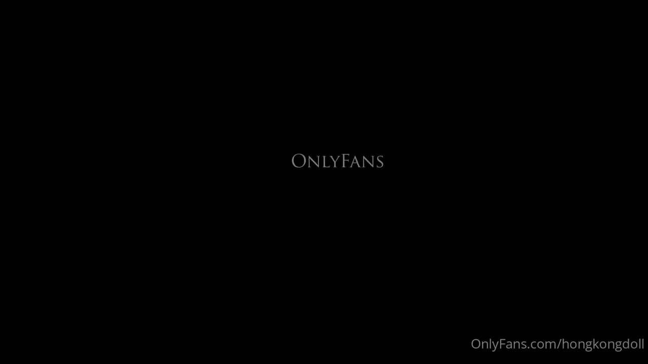 HongKongDoll: แอบเข้าไปในห้องพบเธอกำลังอ่านหนังสือ